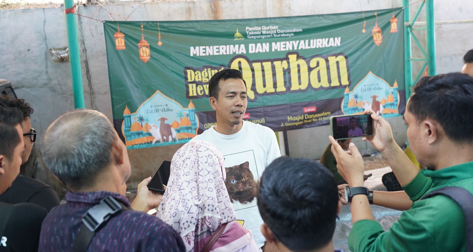 Bendahara PKB Jatim, Fauzan Fuadi, di sela kegiatan kurban pada Iduladha. (Insani/Jurnas.net)