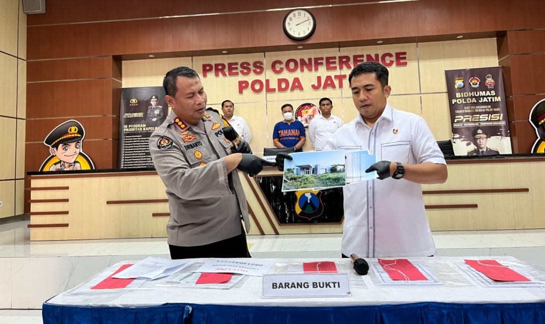 Polda Jatim merilis kasus penipuan dan penggelapan proyek pembangunan apartemen di Surabaya. (Insani/Jurnas.net)