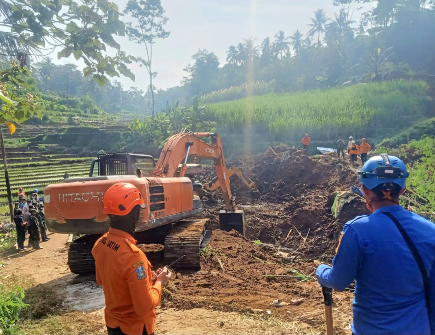 Tim gabungan melakukan pencarian korban longsor di Kabupaten Blitar. (Dok: BPBD Jatim)