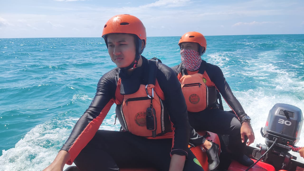 Tim SAR melakukan penyisiran nelayan di perairan laut di Kabupaten Sumenep, Madura. (Dok: Humas SAR Surabaya)