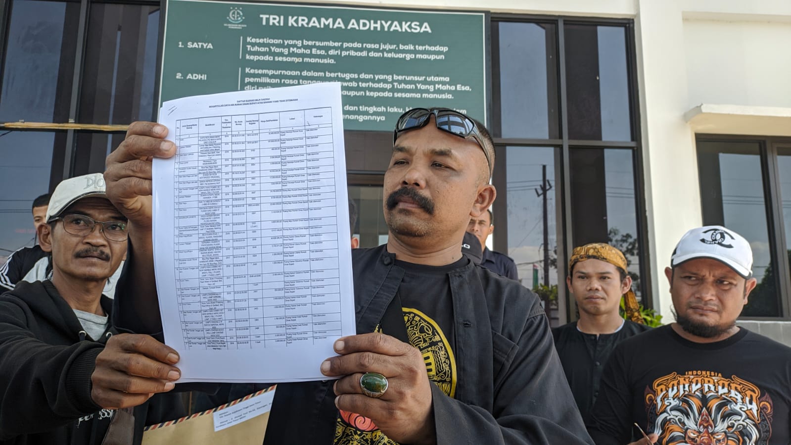 Puluhan warga Kabupaten Ponorogo datangi kantor Kejaksaan Negeri (Kejari) Ponorogo. (Istimewa)