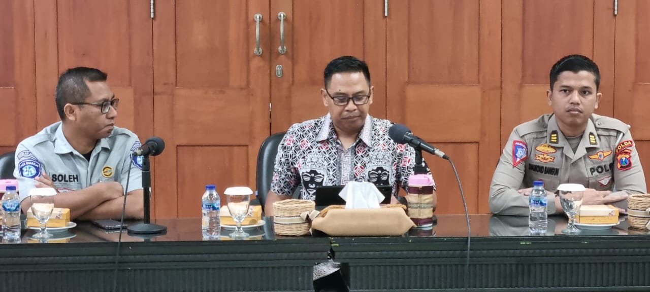 Kabid Pajak Dinas Pendapatan Daerah (Bapenda) Pemprov Jatim, Kresna Bimasakti, saat jumpa pers. (Insani/Jurnas.net)