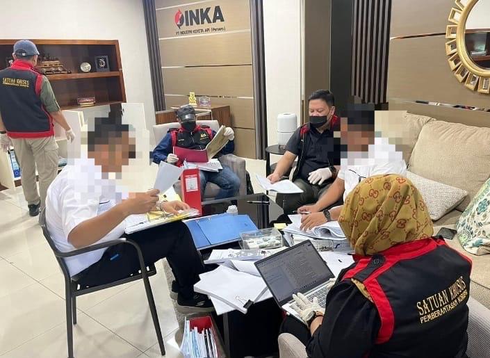 Penyidik Kejaksaan Tinggi (Kejati) Jawa Timur menggeledah kantor PT Industri Kereta Api (INKA) di Kota Madiun. (Dok: Humas Kejati Jatim)