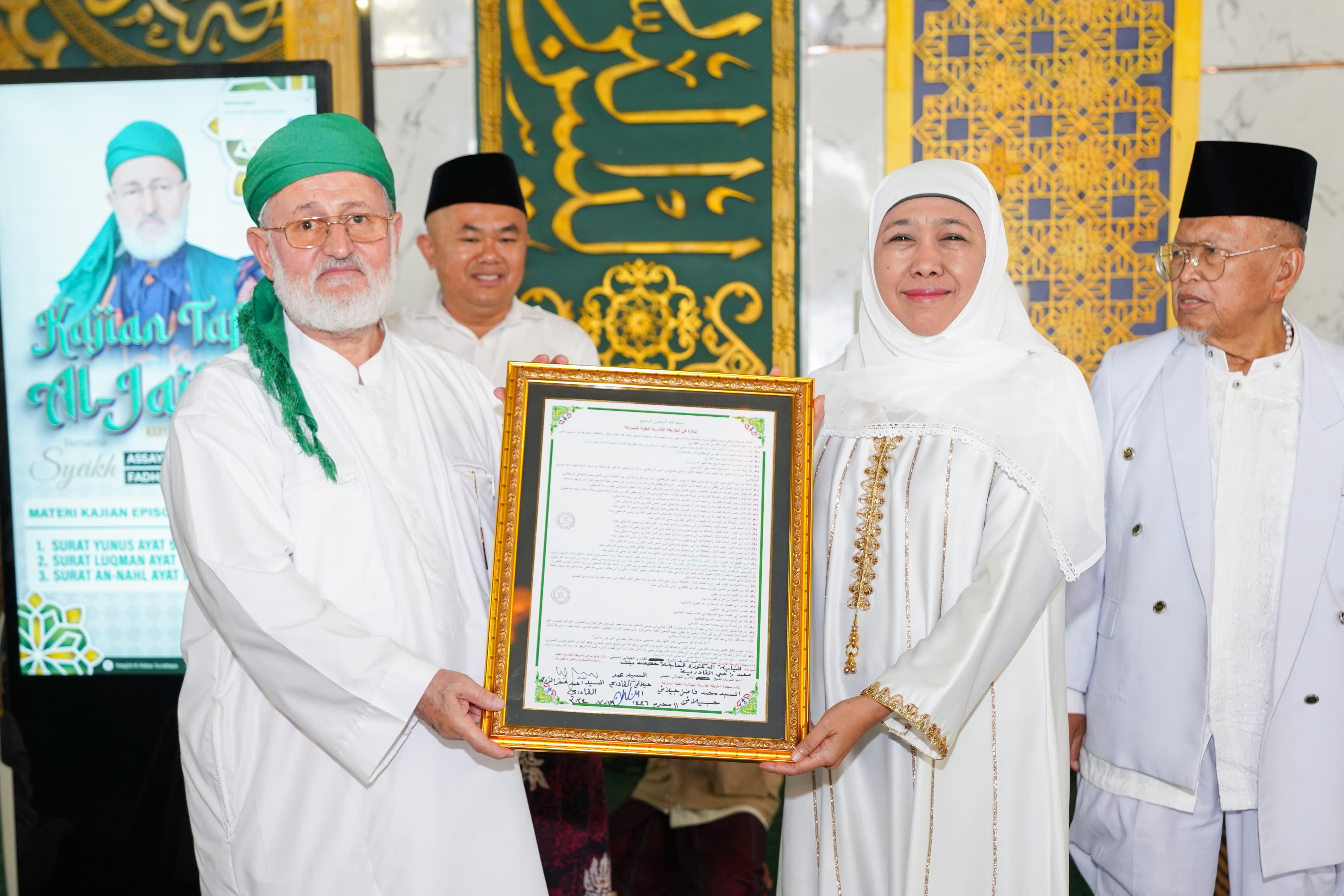 Khofifah Indar Parawansa menerima ijazah amalan dari Syeikh Prof Dr Mohammad Fadhil Al Jailani. (Insani/Jurnas.net)