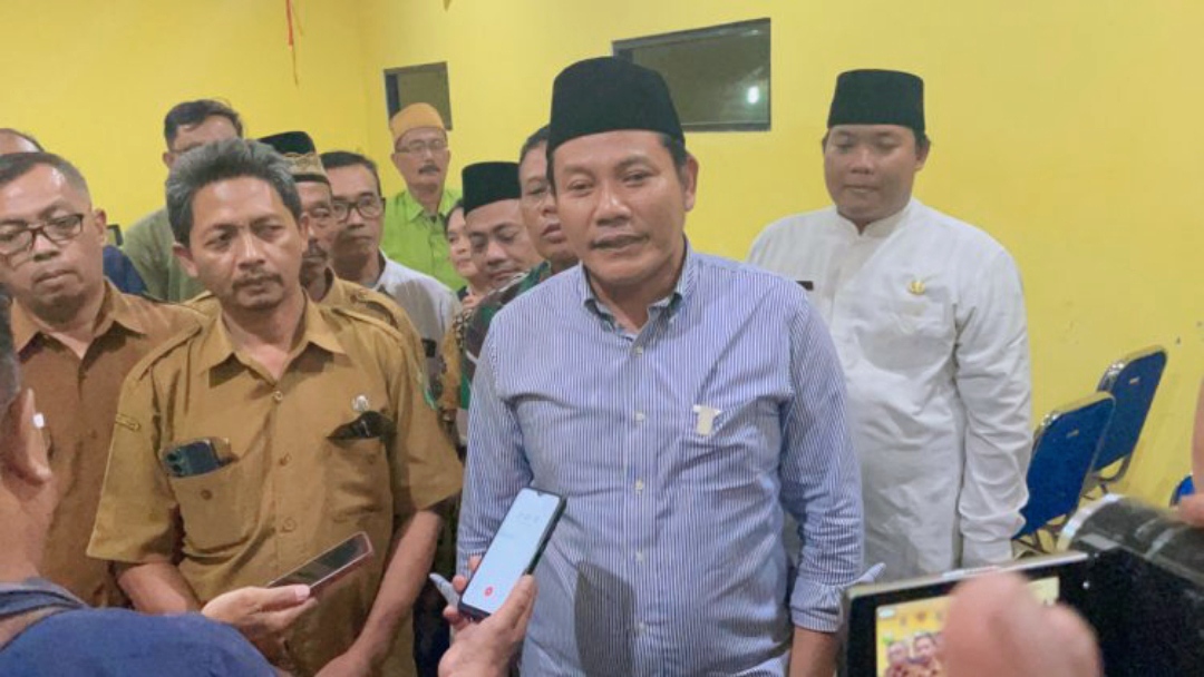 Pelaksana Tugas (Plt) Bupati Sidoarjo, Subandi, usai bertemu masyarakat di Desa Tarik Sidoarjo. (Dok: Diskominfo Kabupaten Sidoarjo)