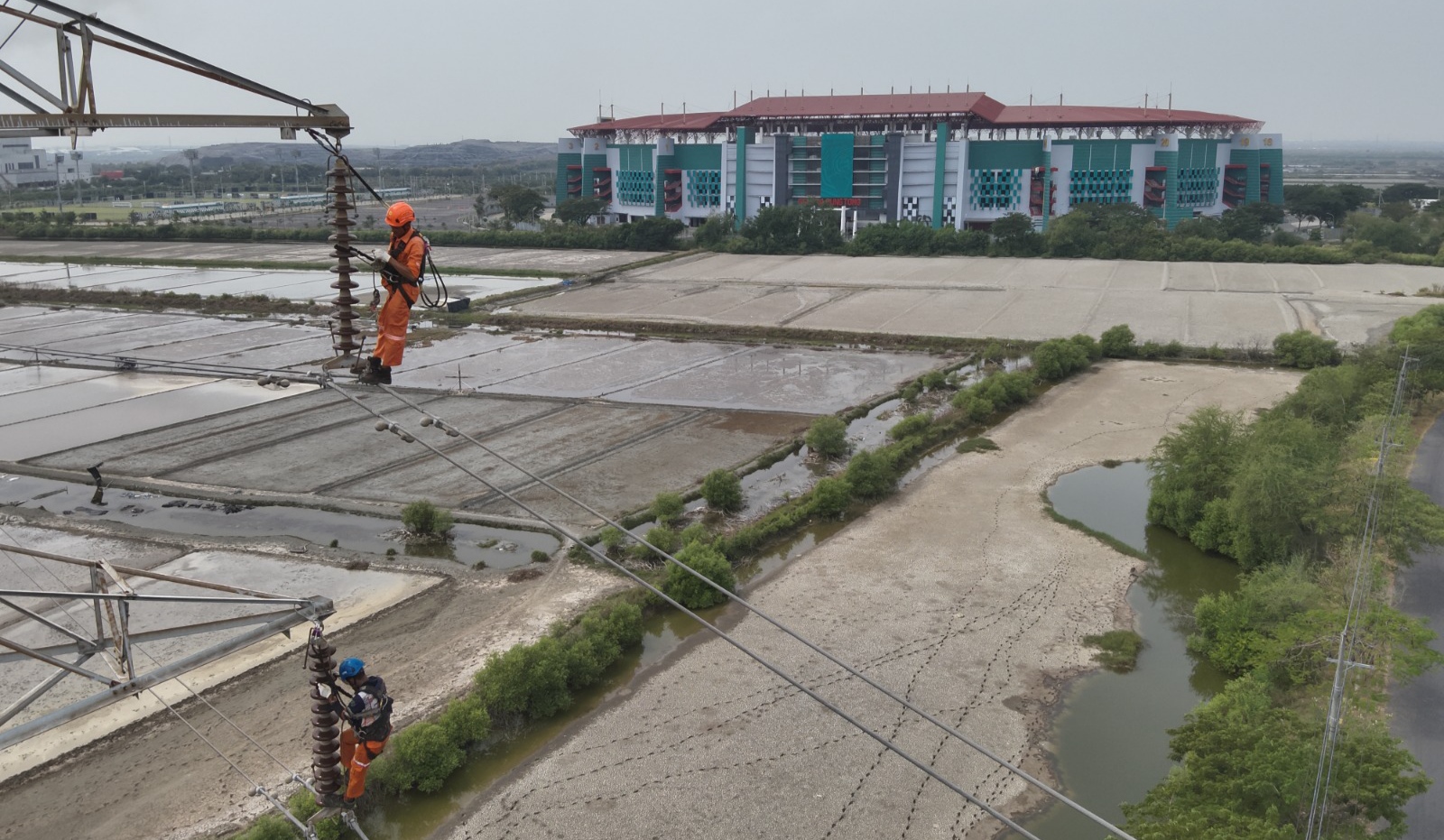 Petugas PLN melakukan perawatan dan pengecekan listrik di kawasan Stadion Gelora Bung Tomo (GBT) Surabaya. (Dok: Humas PLN UID Jatim)