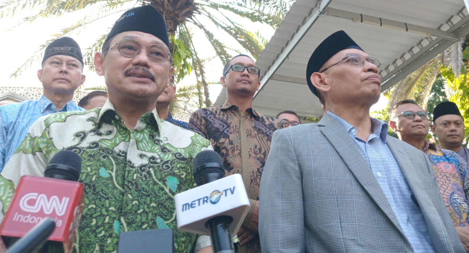 Rektor Unair Prof Mohammad Nasih (jas abu-abu) bersama Prof Budi Santoso. (Insani/Jurnas.net)