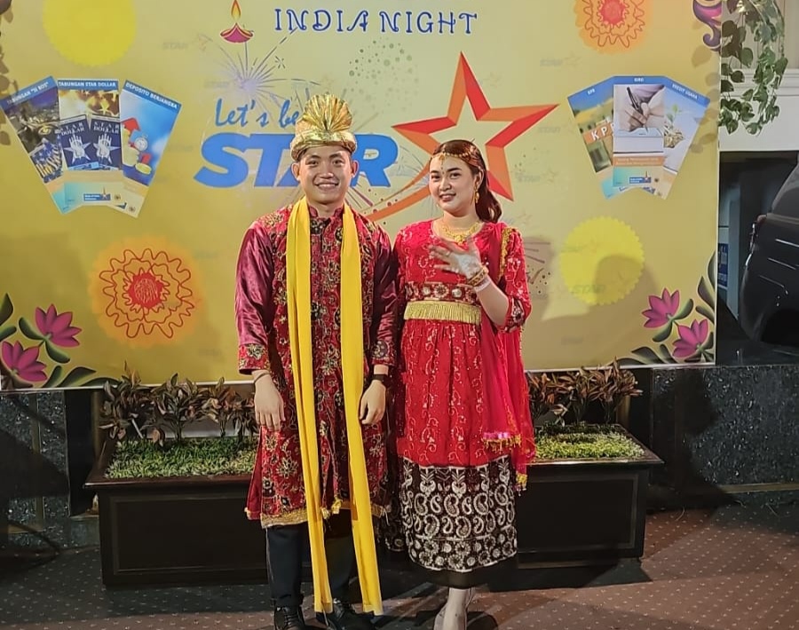 Penampilan pakaian sari khas India di Jalan Tunjungan Surabaya. (Insani/Amal)