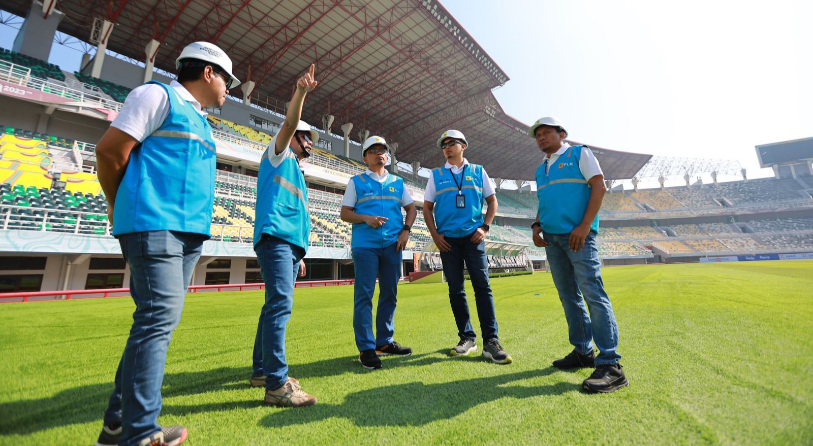 Petugas PLN meninjau kelistrikan di area Stadion Gelora Bung Tomo (GBT). (Dok: PLN UID Jatim)