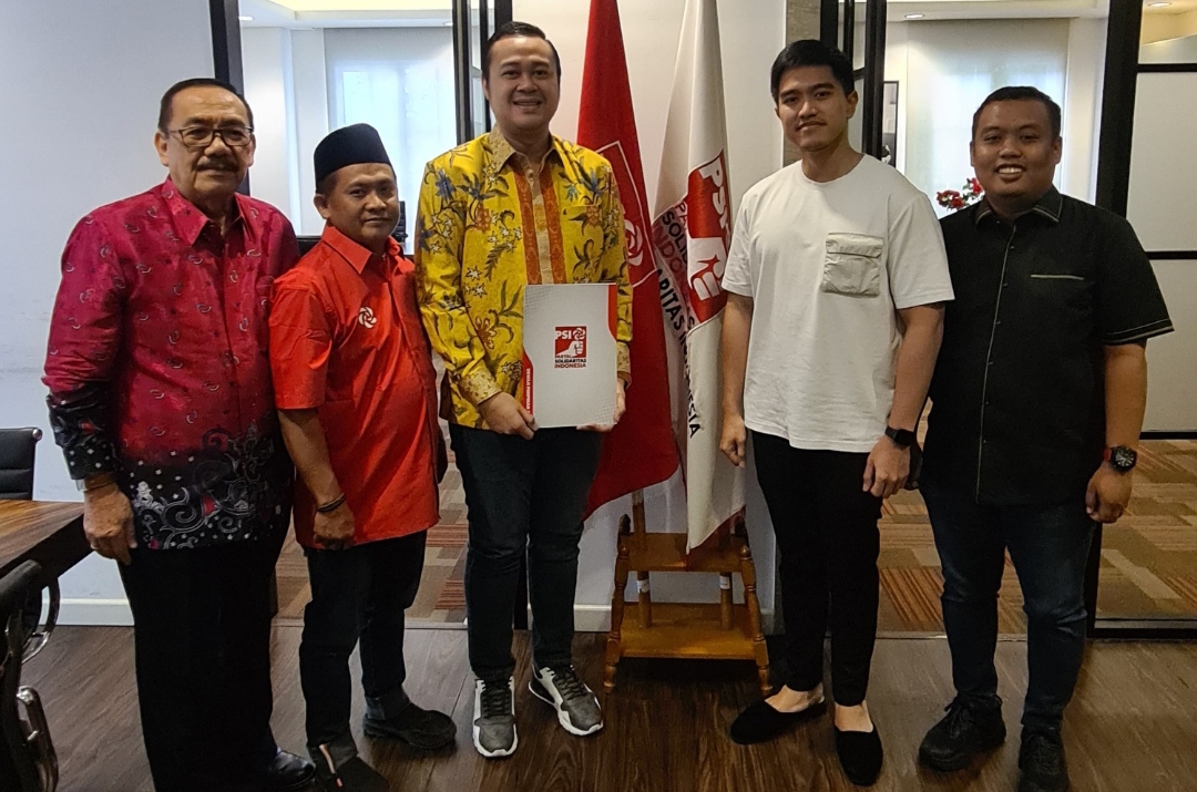 Ketua Umum Partai Solidaritas Indonesia (PSI), Kaesang Pangarep, memberikan surat tugas kepada Bayu Airlangga sebagai kandidat bacawali di Pilwali Surabaya 2024. (Istimewa)