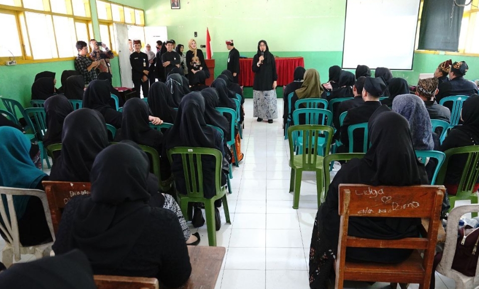 Bupati Ipuk memberikan edukasi kepada Pegawai Pemerintah dengan Perjanjian Kerja (PPPK), agar tidak terjerat Pinjol. (Dok: Humas Pemkab Banyuwangi)