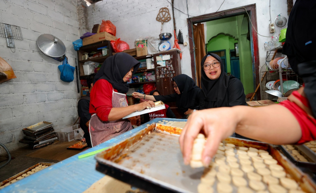 Bupati Banyuwangi Ipuk Fiestiandani mengunjungi usaha rumahan kue kacang milik Jamilah. (Dok: Humas Pemkab Banyuwangi)