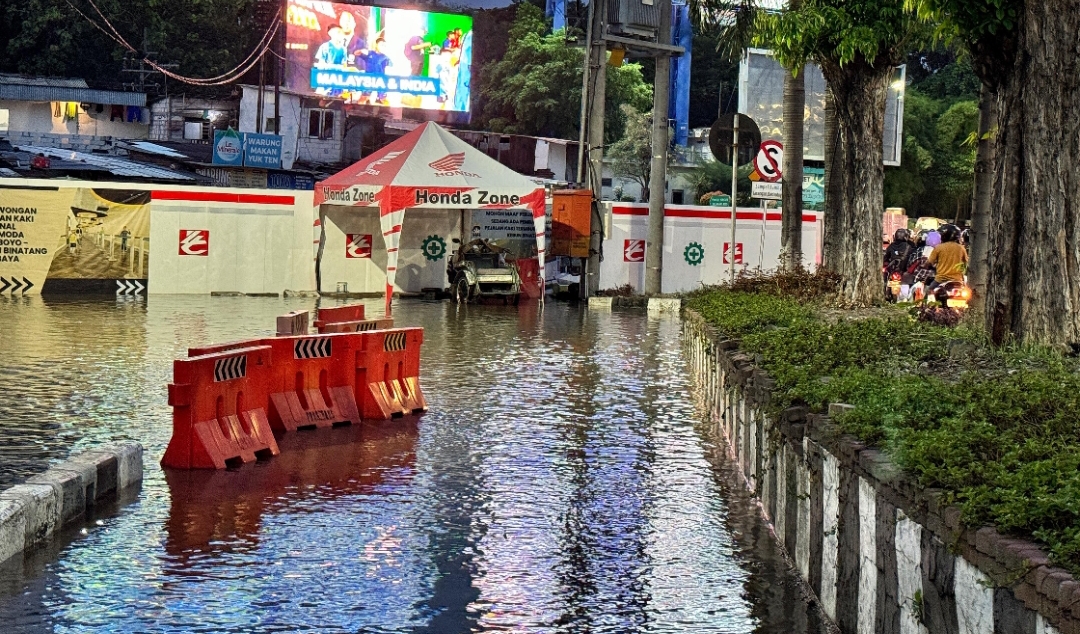 Air meluber ke jalan akibat kebocoran pipa air PDAM di kawasan Joyoboyo Surabaya. (Dok: Humas Pemkot Surabaya)