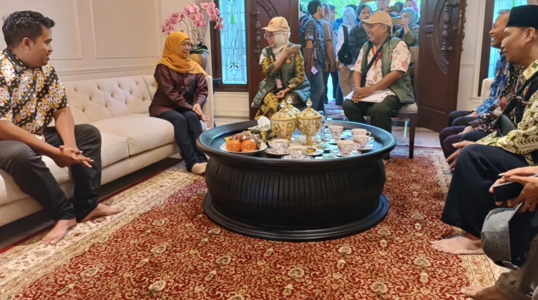 Suasana proses coklit di kediaman Khofifah Indar Parawansa di kawasan Jemurwonosari, Kota Surabaya. (Insani/Jurnas.net)