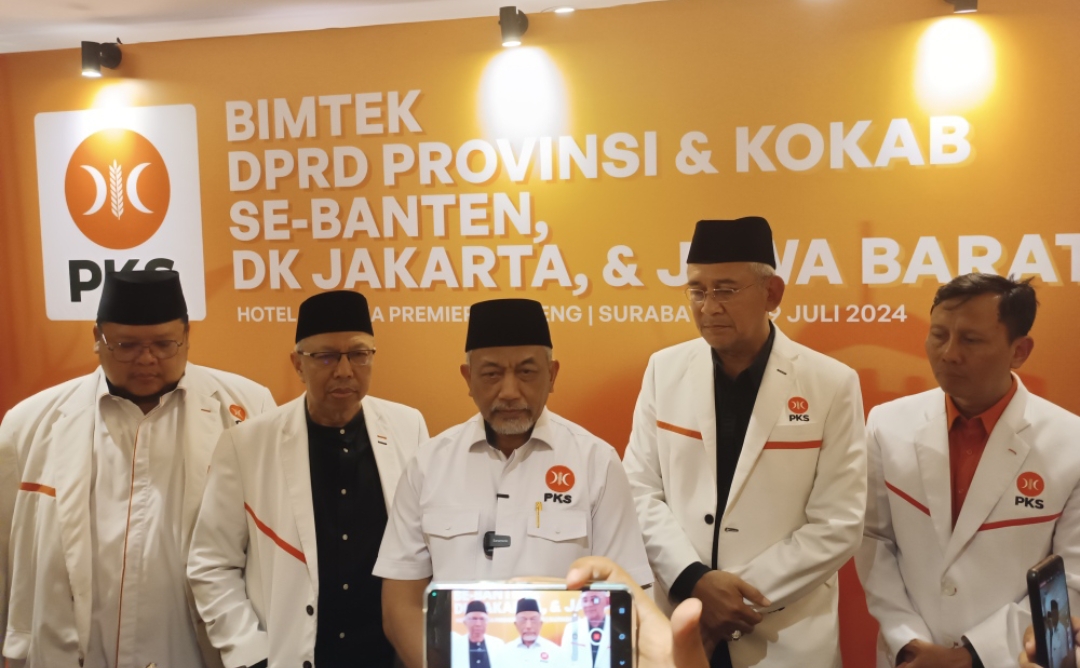 Presiden PKS Akhmad Syaikhu (tengah) di sela Bimtek DPRD Provinsi dan kota/kabupaten se-Banten, Jakarta, dan Jawa Barat, yang digelar di Surabaya. (Insani/Jurnas.net)