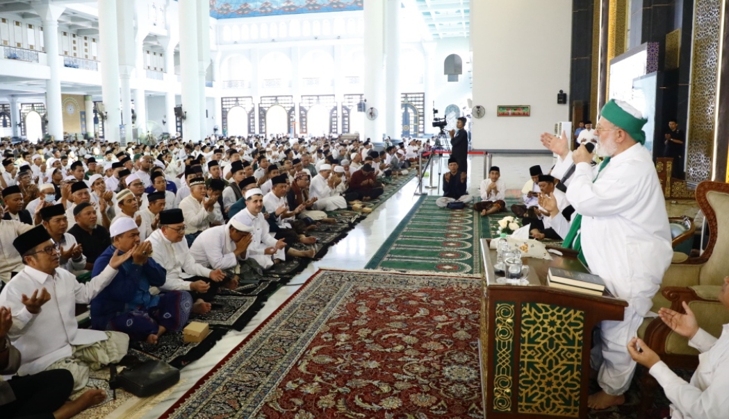 Cicit Syeikh Abdul Qadir Al Jailani, Syeikh Muhammad Fadil Al Jailani, saat memimpin kajian tafsir Al-Qur'an Al-Jailani di Masjid Nasional Al Akbar Surabaya (MAS). (Insani/Jurnas.net)