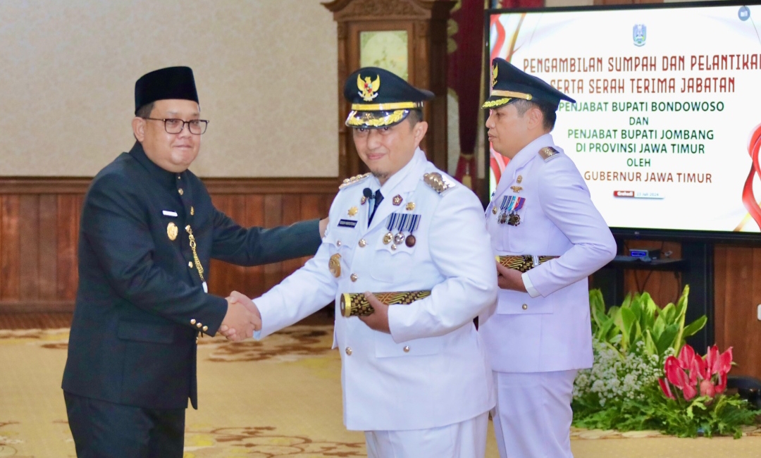 Pj Gubernur Jatim Adhy Karyono melantik Pj Bupati Bondowoso dan Pj Bupati Jombang di Gedung Negara Grahadi Surabayam (dok: Humas Pemprov Jatim)