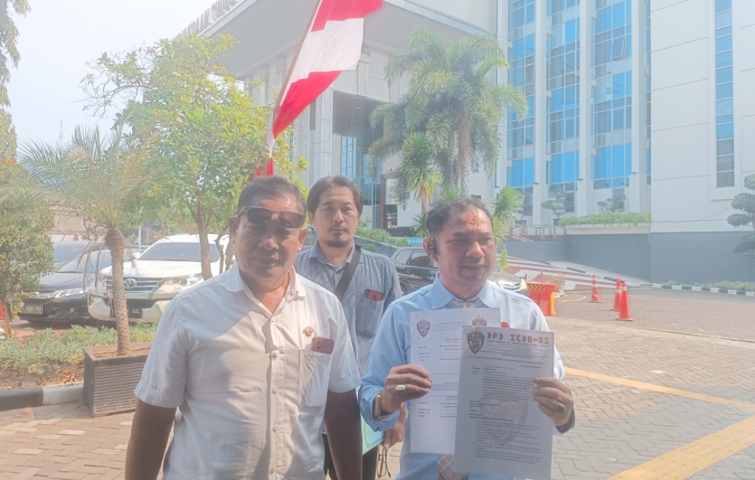 Lembaga Swadaya LSM Indobara Cakrawala Anti Konspirasi Nasional Republik Indonesia (ICON RI) saat mendatangi Kejaksaan Tinggi (Kejati) Jawa Timur. (Insani/Jurnas.net)