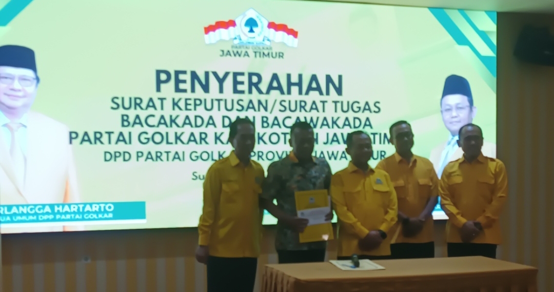 Ketua DPD Partai Golkar Jatim, M. Sarmuji, menyerahkan Surat Rekomendasi kepada bacakada dan bawacakada di Jatim. (Insani/Jurnas.net)