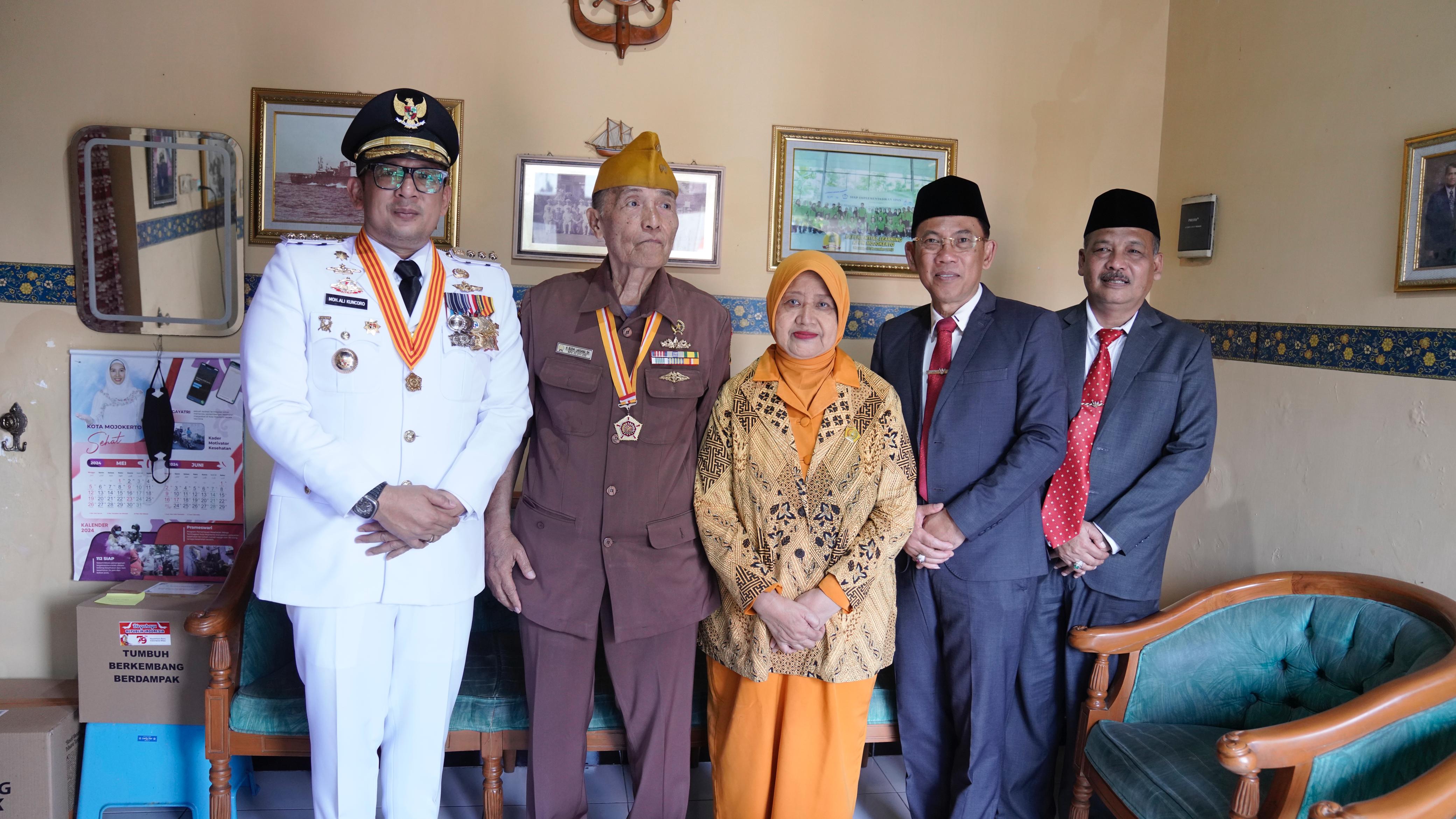 Pj Wali Kota Mojokerto M Ali Kuncoro, door to door memberi bingkisan pada para veteran, janda veteran dan juga pejuang perintis kemerdekaan. (Istimewa)