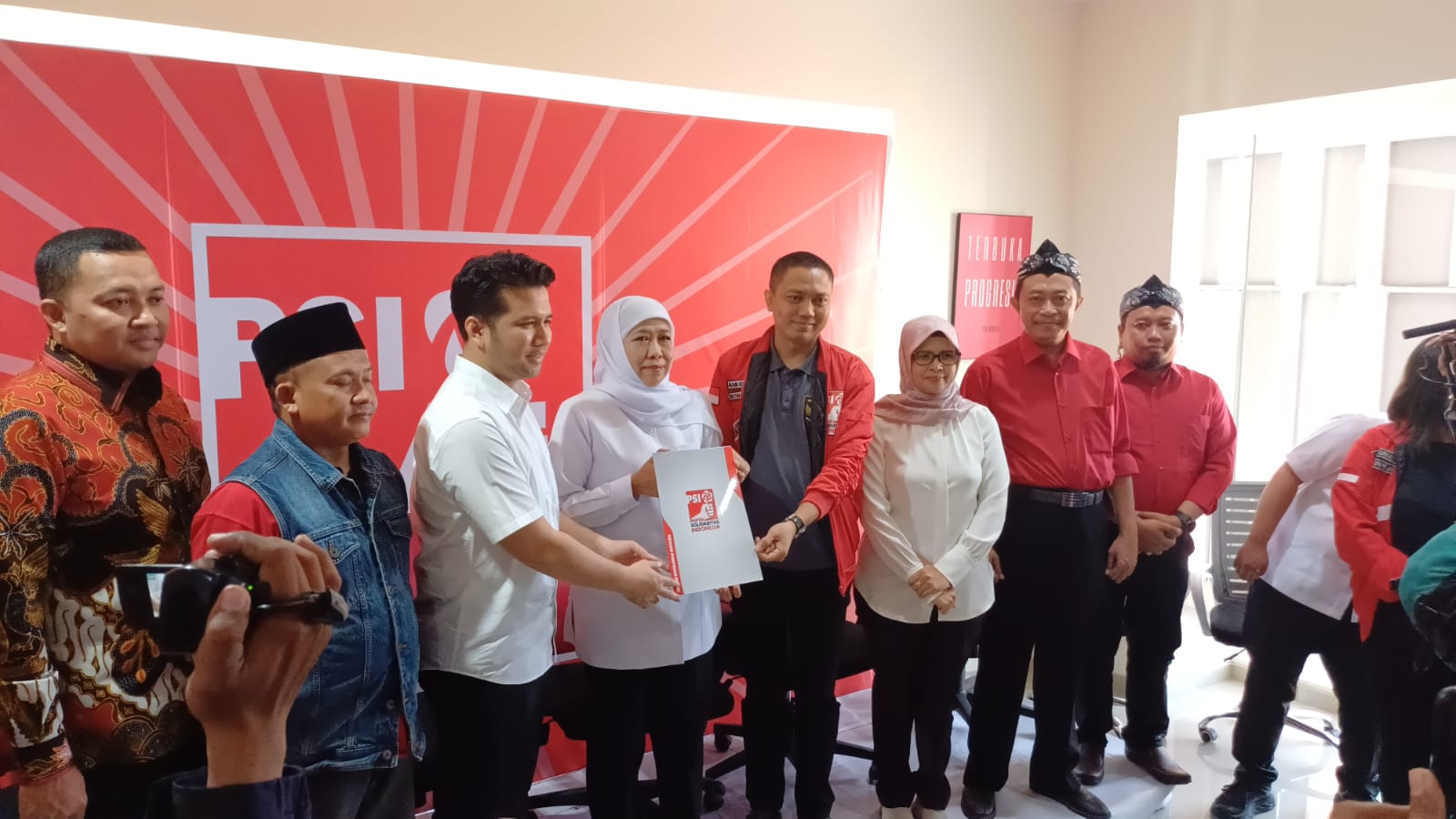 Bakal pasangan cagub/cawagub Jatim Khofifah Indar Parawansa - Emil Elistianto Dardak, menerima surat rekomendasi dari PSI. (Insani/Jurnas.net)