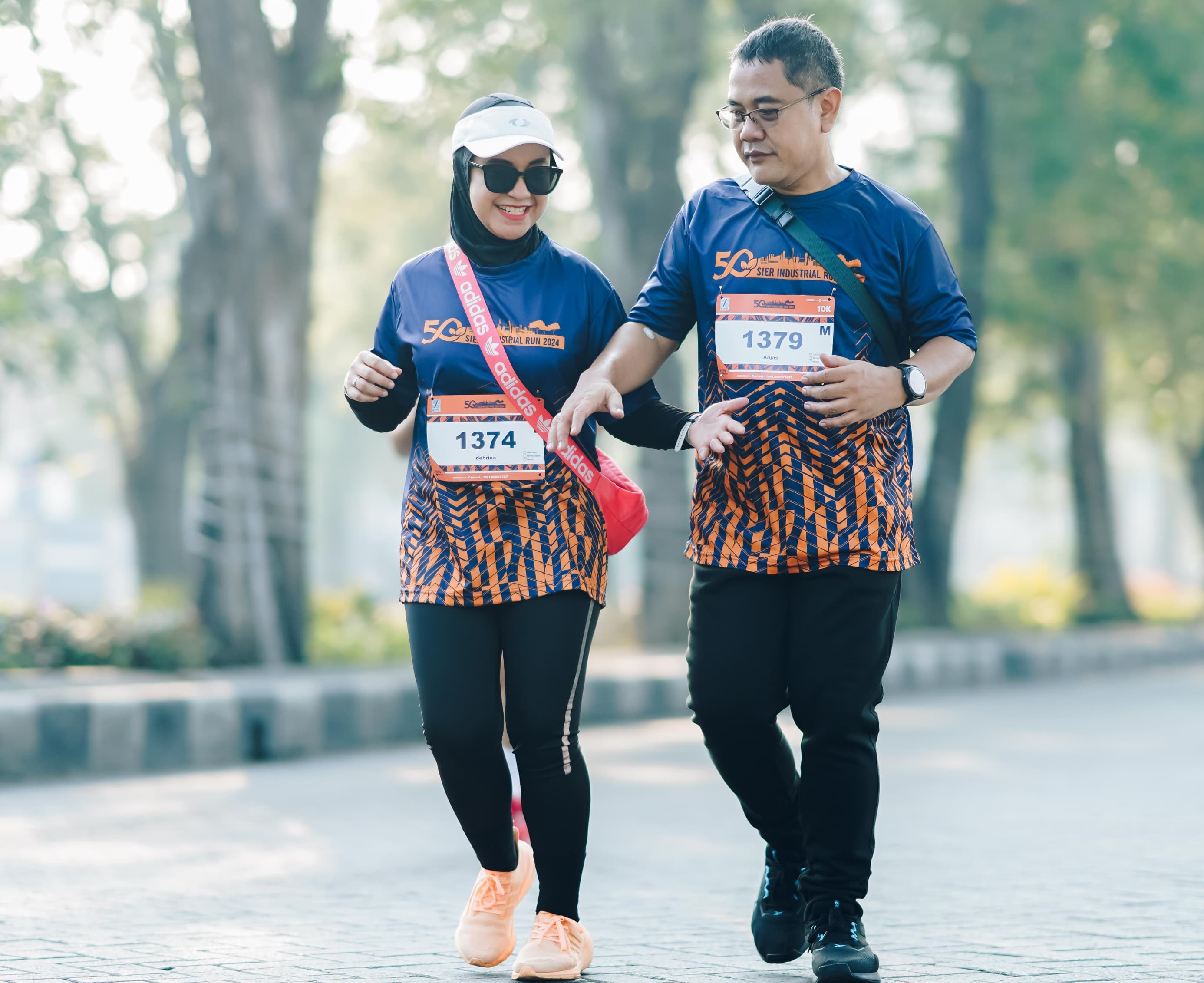 Adik kandung Iriana Jokowi, Anjas Aryo Wijanarko, bersama istri Febrina Farrah Anova, ikut SIER Industrial Run 2024. (Dok: Humas PT SIER)