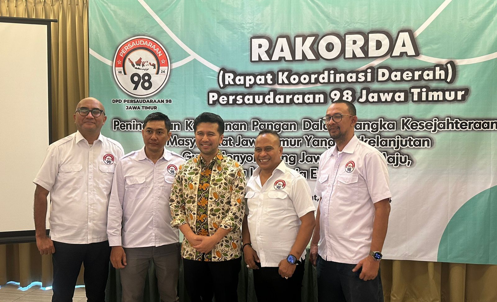 Emil Elistianto Dardak bersama Ketua Dewan Pembina DPD Persaudaraan 98 Jatim, Katno. (Istimewa)