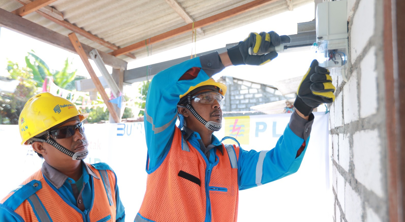 Petugas PLN saat memasang listrik baru di rumah warga. (Dok: Humas PLN UID Jatim)
