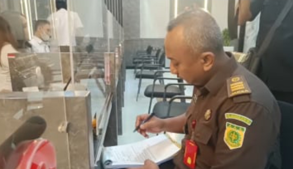 Petugas Kejari Surabaya mendaftarkan Kasasi kasus Ronald Tannur ke MA melalui PN Surabaya. (Istimewa)