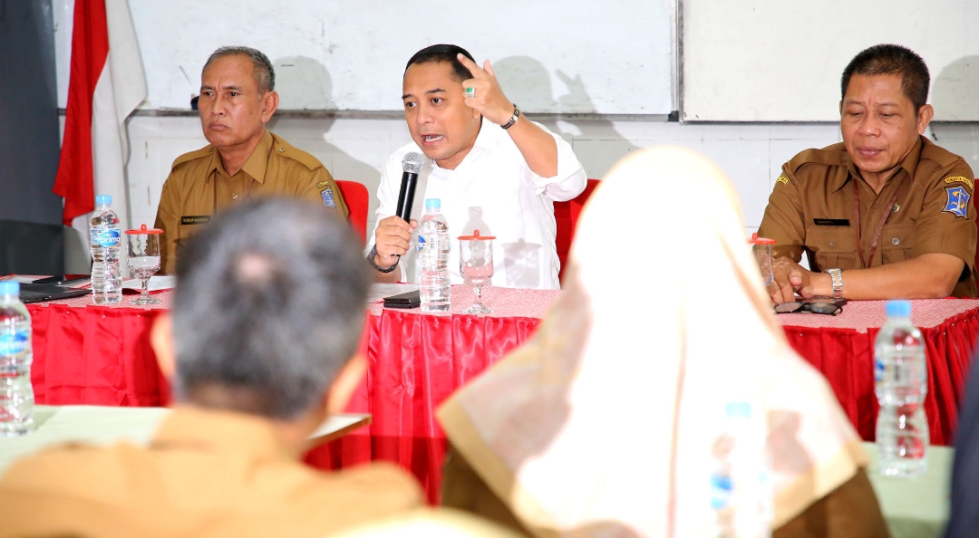 Wali Kota Surabaya, Eri Cahyadi, menggelar pertemuan kepala sekolah SDN dan SMPN se- Surabaya. (Dok: Humas Pemkot Surabaya)