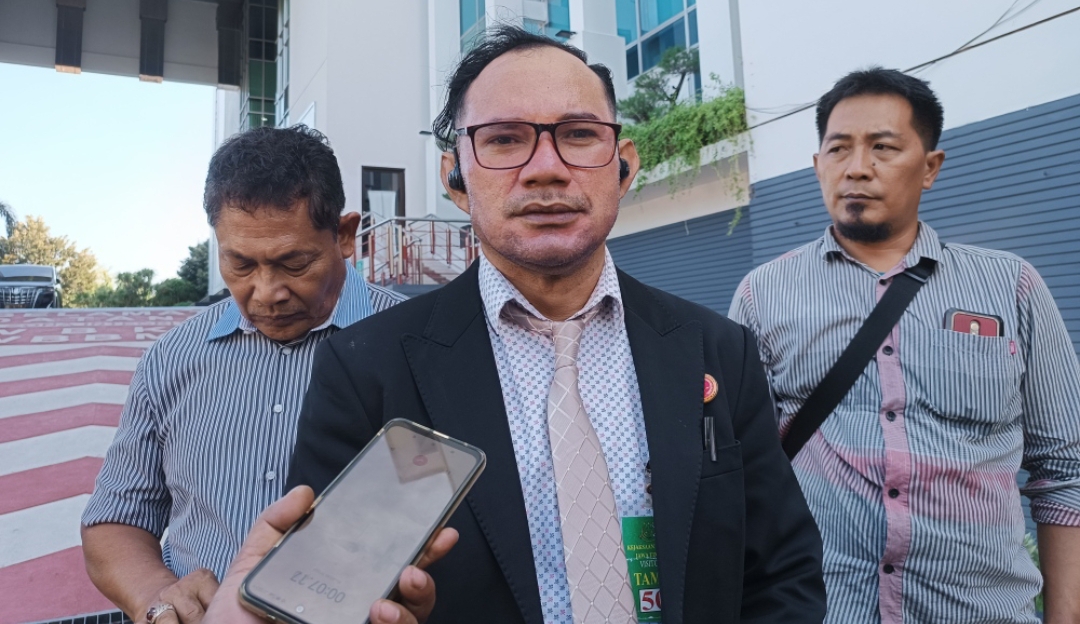 Ketua Umum DPP ICON RI, Ramot Batubara, di Kejati Jatim di Surabaya. (Insani/Jurnas.net)