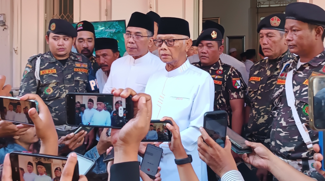 Wakil Rais Aam PBNU, Anwar Iskandar, didampingi Ketua Umum PBNU Yahya Cholil Staquf atau Gus Yahya, usai pertemuan kiai NU se- Indonesia, di Kantor PCNU Surabaya. (Insani/Jurnas.net)