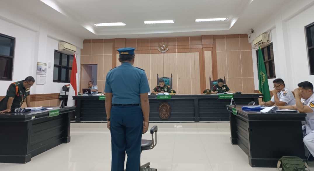 Oknum anggota TNI AL Lettu RB terdakwa dugaan kasus kekerasan dalam rumah tangga (KDRT) terhadap istrinya M, menjalani sidang dakwaan di Pengadilan Militer (PM) III-12 Surabaya. (Insani/Jurnas.net)
