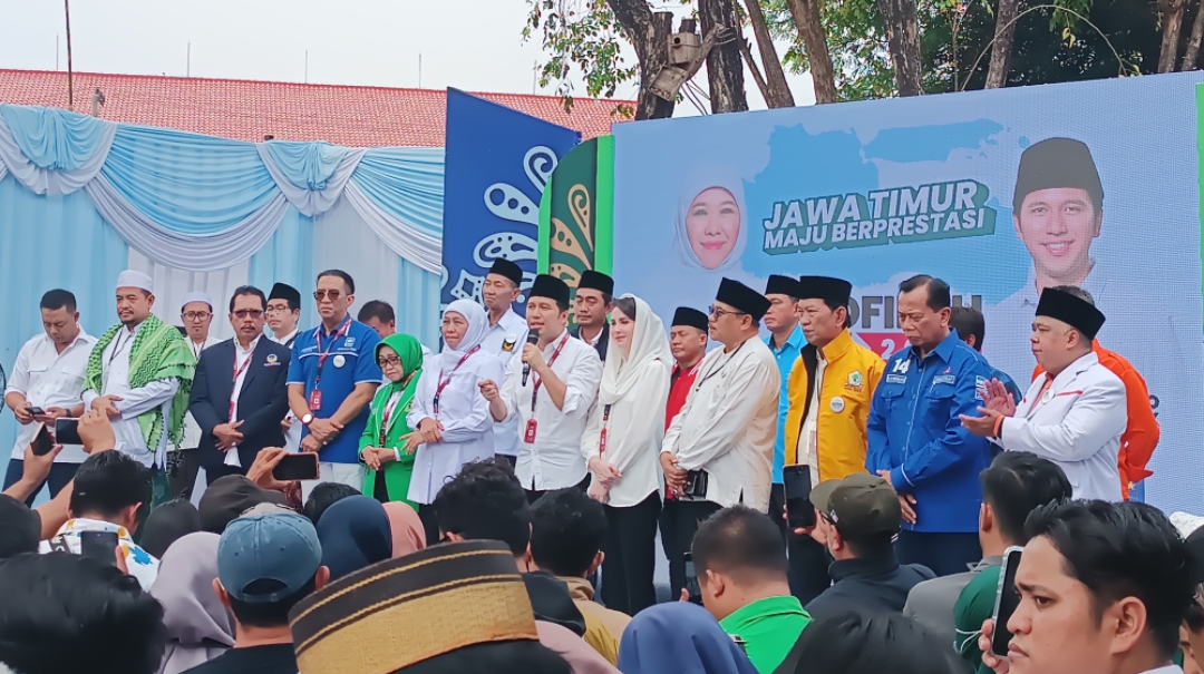 Khofifah Indar Parawansa-Emil Elistianto Dardak menyapa relawan dan pendukung sebelum daftar Pilgub menuju kantor KPU Jatim. (Insani/Jurnas.net)