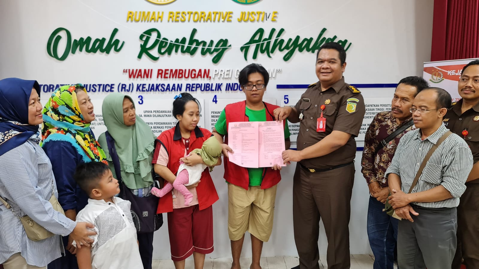 Kejari Surabaya menyatukan kembali Bayi Terlantar ke Pangkuan Orang Tua melalui Restorative Justice. (Insani/Jurnas.net)