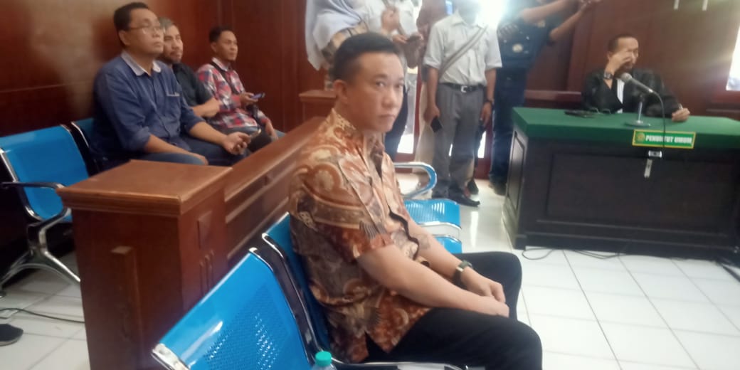 Heru Herlambang, terdakwa dalam kasus dugaan perbuatan tidak menyenangkan, menjalani sidang di Pengadilan Negeri (PN) Surabaya. (Insani/Jurnas.net)
