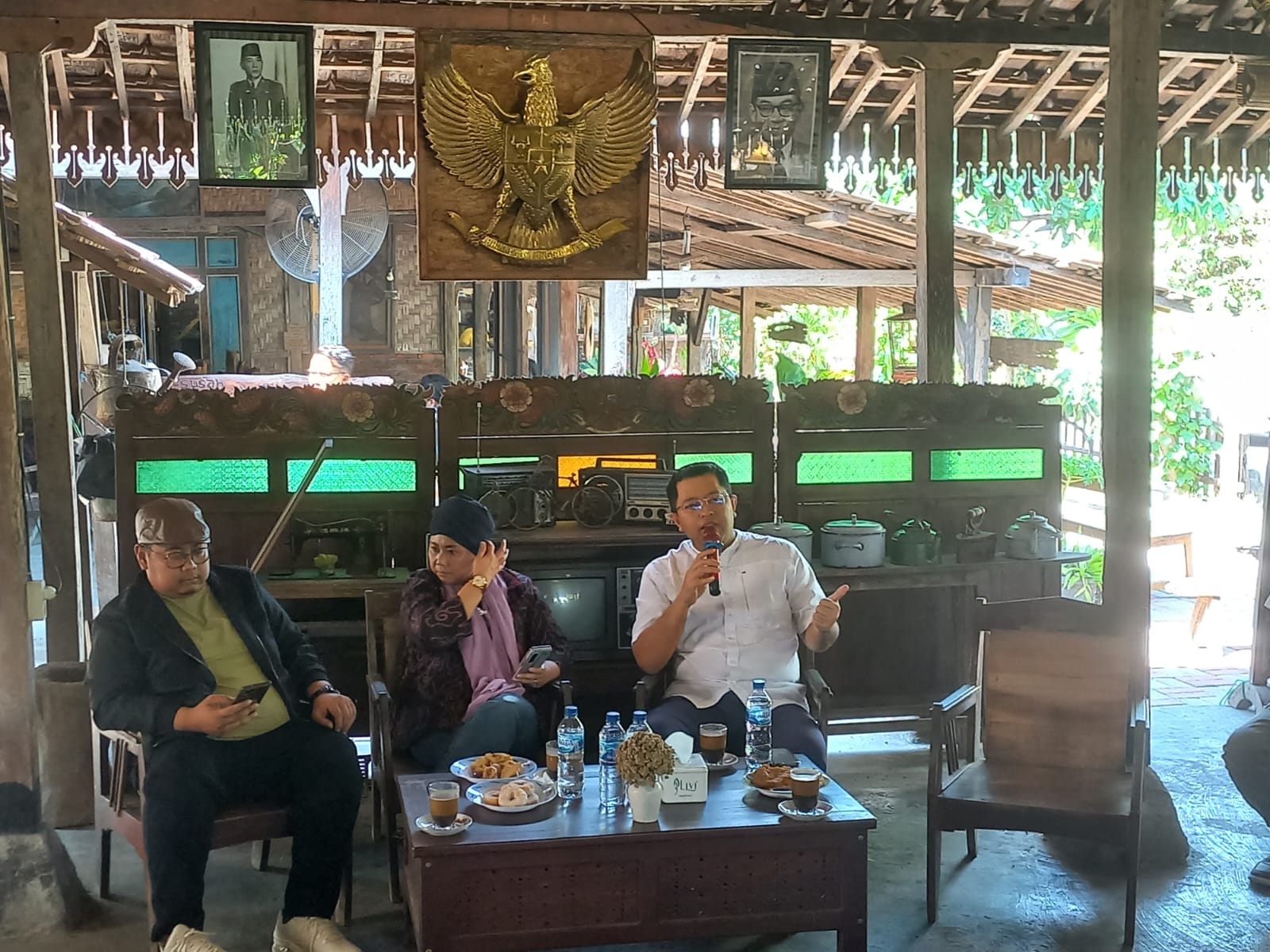 Pasangan bakal calon Gubernur dan Wakil Gubernur Jawa Timur, Luluk Nur Hamidah dan Lukmanul Khakim menggelar coffee morning di Joglo Merah Putih, Surabaya. (Insani/Jurnas.net)