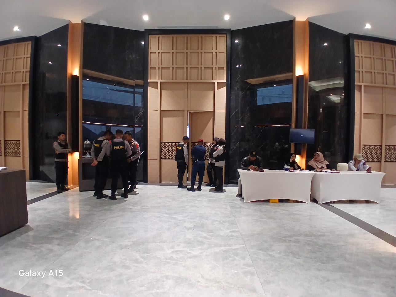 Sejumlah awak media tak bisa masuk ruang pengundian paslon Pilkada Blitar. (Istimewa)