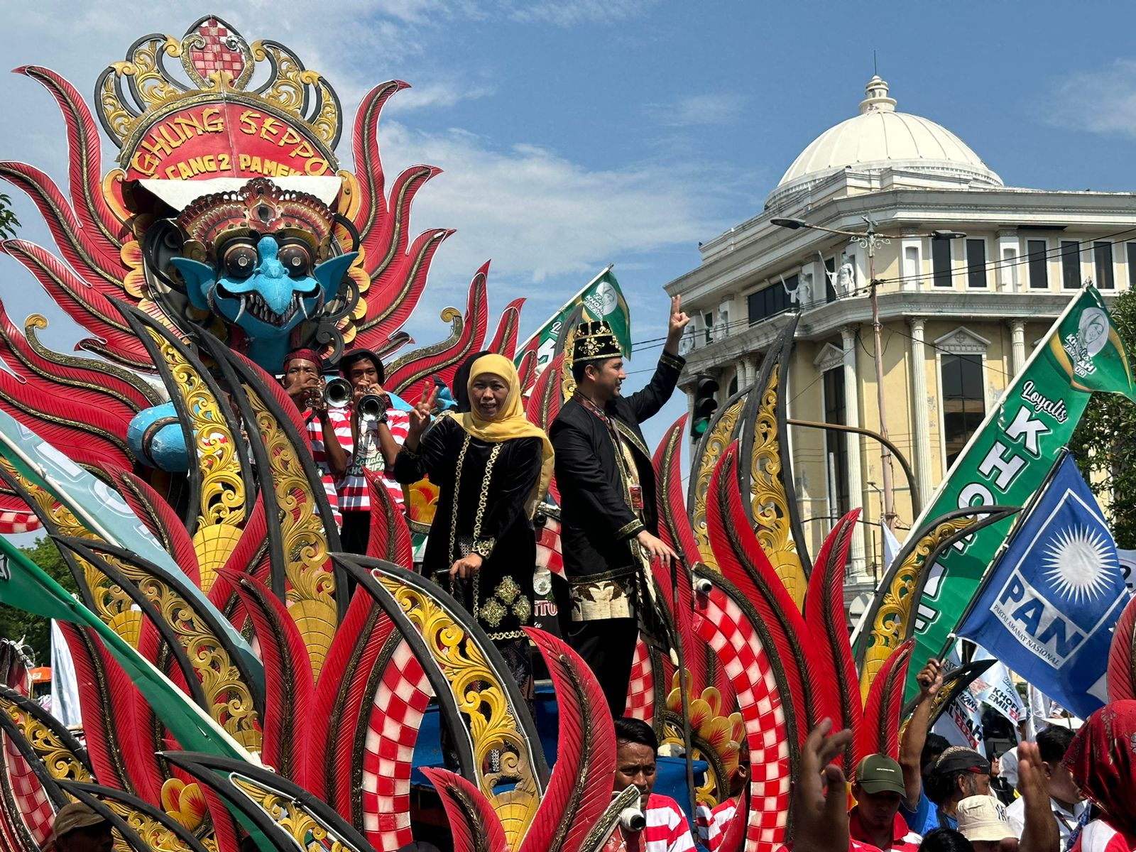 Paslon nomor urut 2 Khofifah Indar Parawansa-Emil Elestianto Dardak diarak ribuan pendukung dan relawannya menuju Tugu Pahlawan Surabaya. (insani/Jurnas.net)