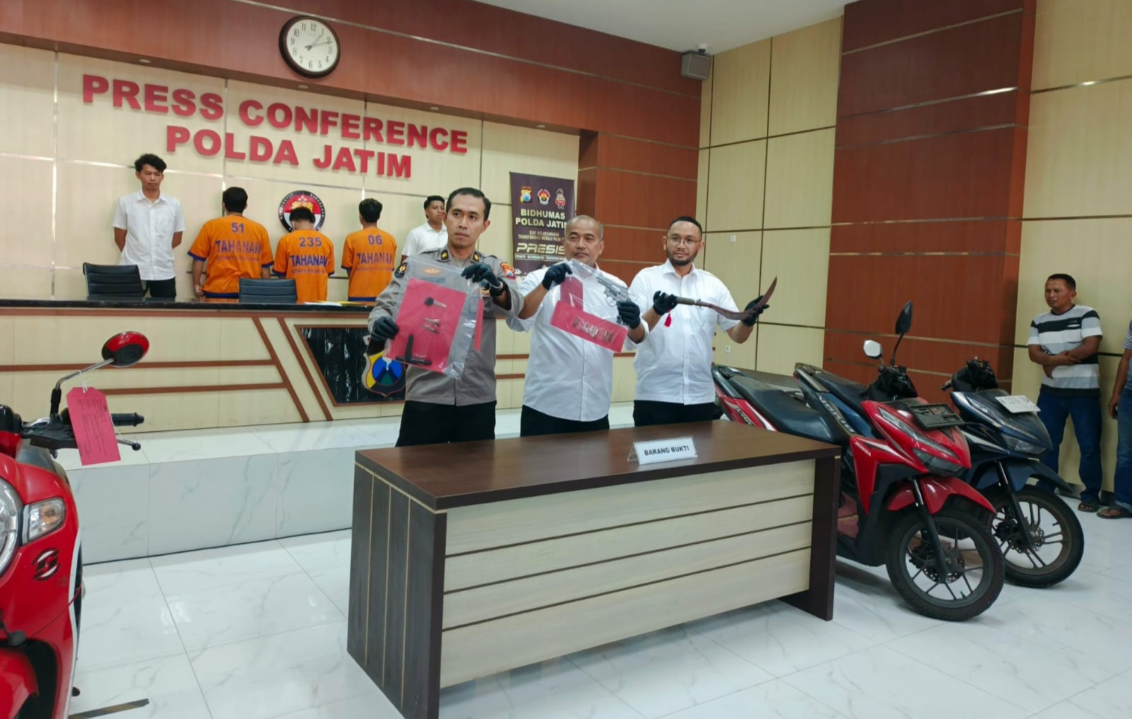 Polda Jatim merilis kasus curanmor dengan senjata airsoft gun. (Insani/Jurnas.net)