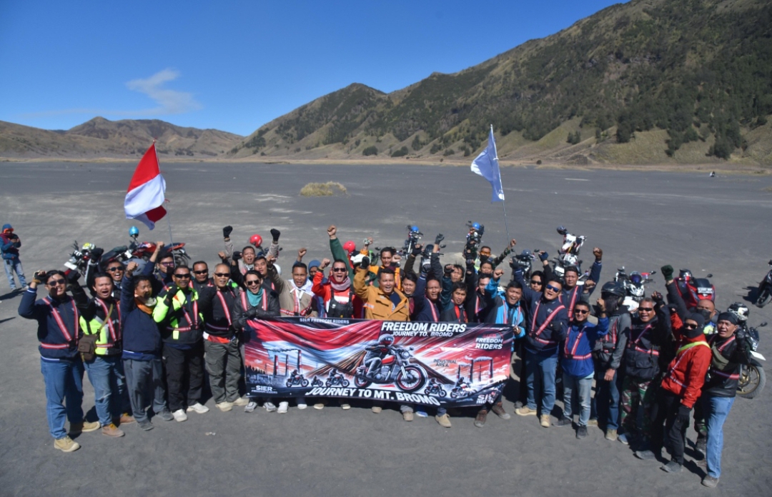 Karyawan SIER Rayakan HUT ke-79 RI di Lautan Pasir Gunung Bromo. (Dok: Humas PT SIER)