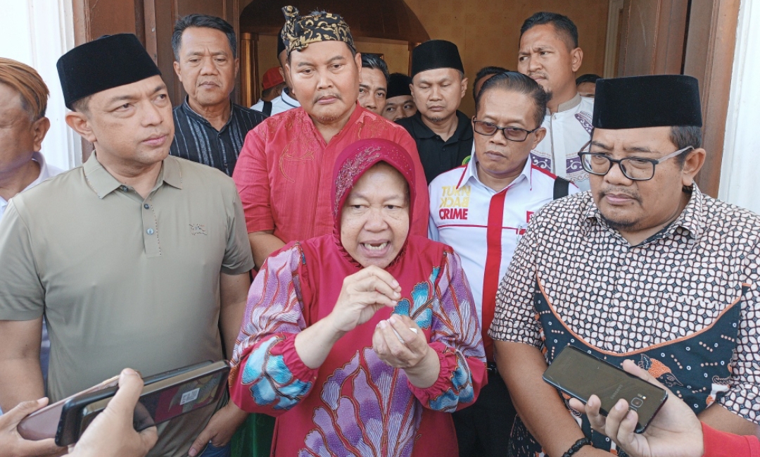 Risma-Gus Hans meresmikan posko aspirasi bersama relawan dan loyalis di Surabaya. (Insani/Jurnas.net)