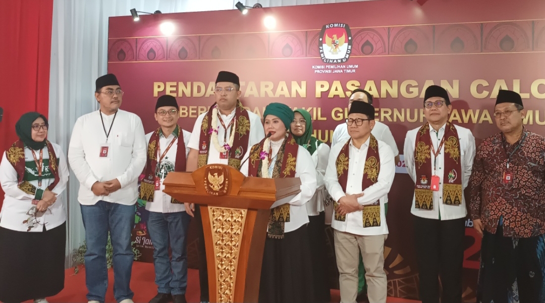 Luluk Nur Hamidah-Lukmanul Khakim (Luman), usai daftar sebagai pasangan Calon Gubernur dan Wakil Gubernur Jatim pada Pilgub Jatim 2024. (Insani/Jurnas.net)