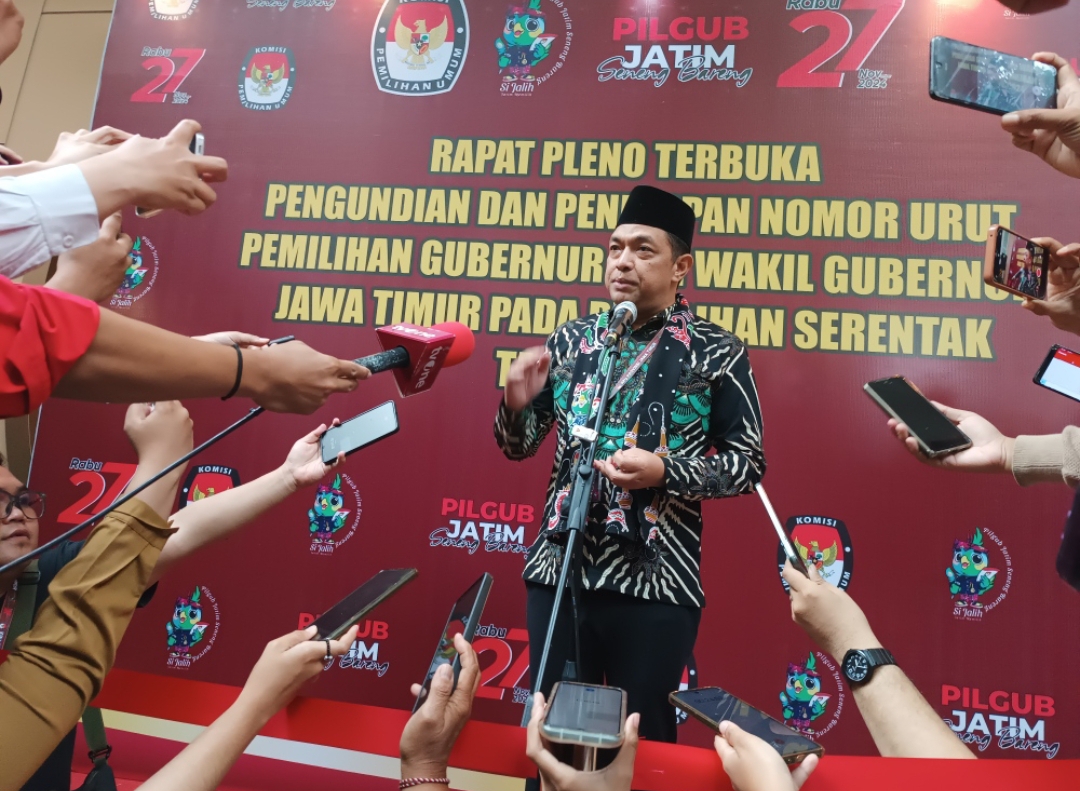 Bacawagub Jatim nomor urut 3, Zahrul Azhar Asumta alias Gus Hans, sendirian tanpa diikuti Risma saat jumpa pers, usai mengambil nomor urut Pilgub Jatim 2024. (Insani/Jurnas.net)