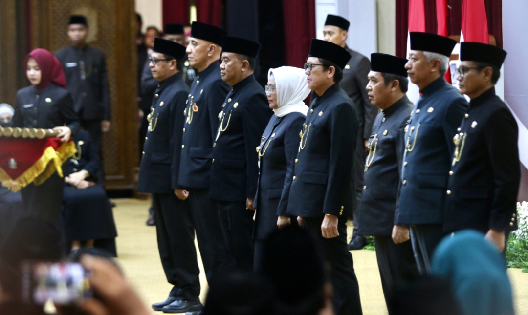 Pj Gubernur Jawa Timur, Adhy Karyono, melantik 13 Penjabat Sementara (Pjs) bupati dan walikota se- Jatim. (Insani/Jurnas.net)