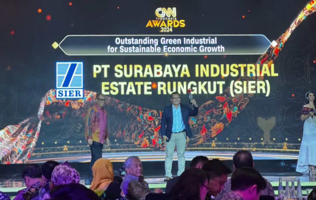 Direktur Utama PT SIER, Didik Prasetiyono, menerima penghargaan "Outstanding Green Industrial for Sustainable Economic Growth". (Dok: Humas PT SIER)