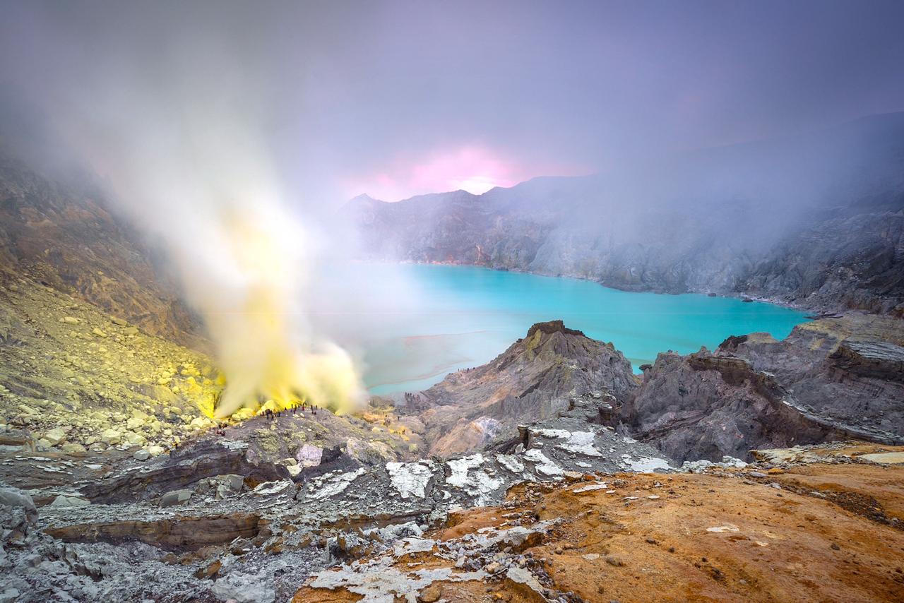 Kawah Ijen, salah satu wisata favorit di Kabupaten Banyuwangi, Jawa Timur. (Dok: Humas Pemkab Banyuwangi)