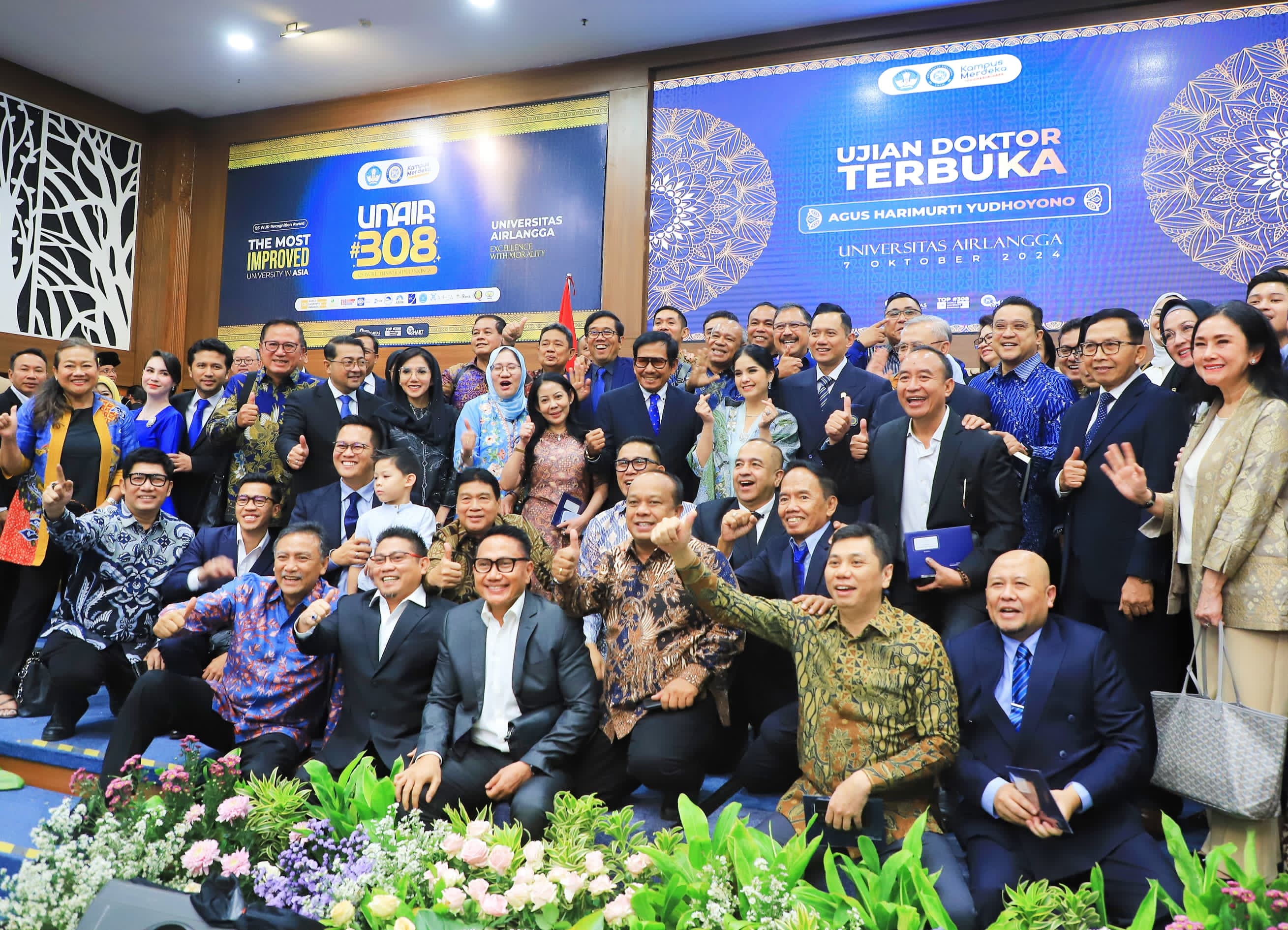 Agus Harimurti Yudhoyono (AHY) pose bersama sahabat setelah resmi menyandang gelar doktor setelah berhasil menyelesaikan Sidang Terbuka di Universitas Airlangga Surabaya. (Insani/Jurnas.net)