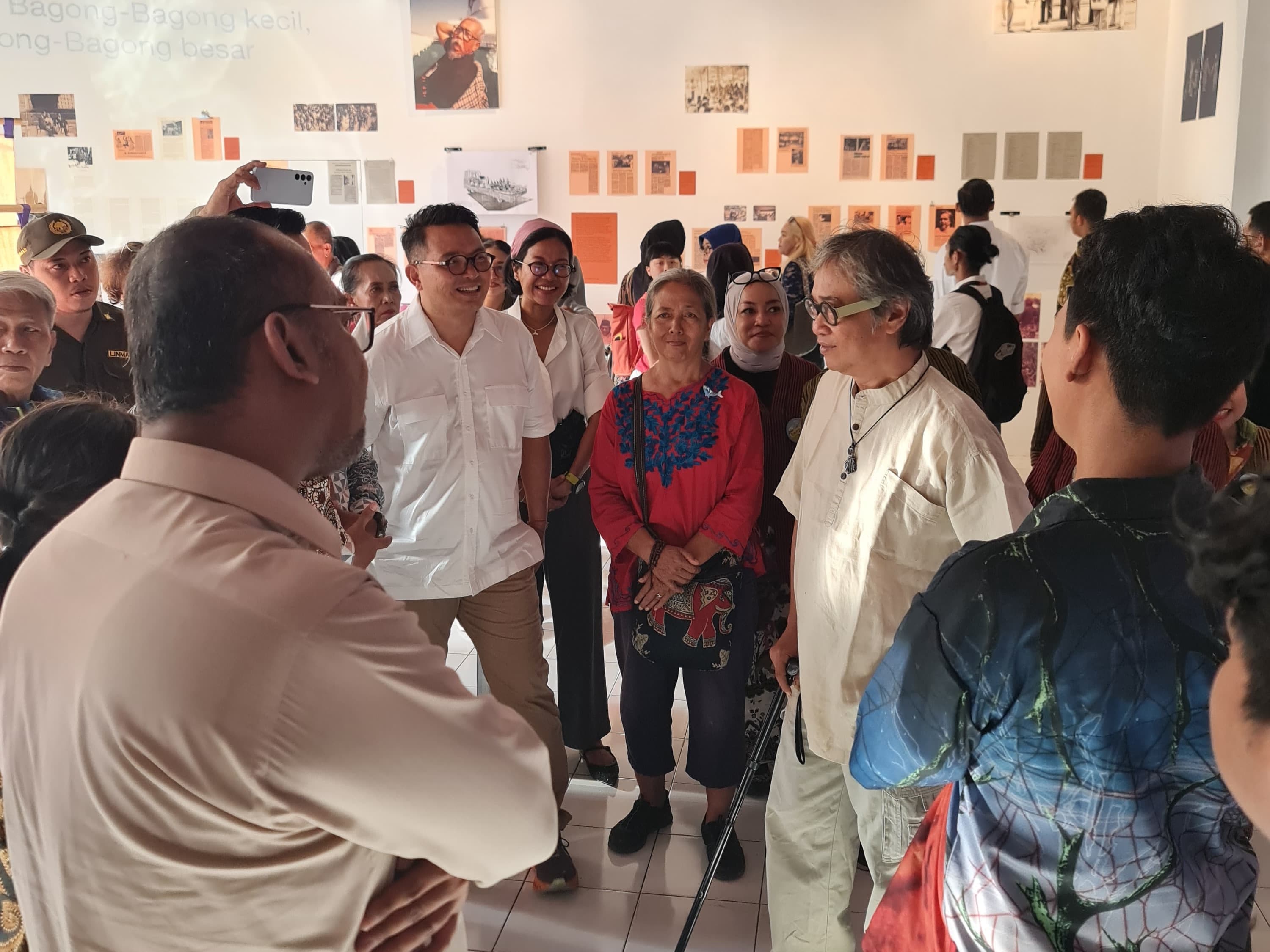 Dirut SIER, Didik Prasetiyono (baju putih), bersama aktor kondang yang juga putra Bagong Kussudiardja, Butet Kartaredjasa, menghadiri pameran bertajuk ‘Enam Bulan dan Sekian Pertemuan’ yang diselenggarakan Padepokan Seni Bagong Kussudiardja (PSBK). (Dok: 