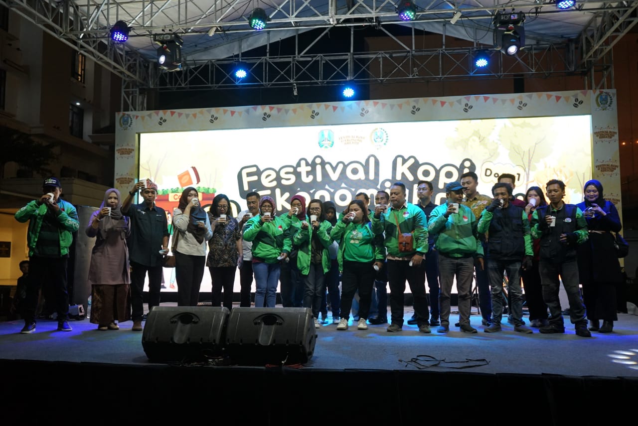 Disbudpar Jatim menggelar Festival Kopi dan Nobar Film Tepati Janji di Alun Alun Kota Surabaya. (Insani/Jurnas.net)